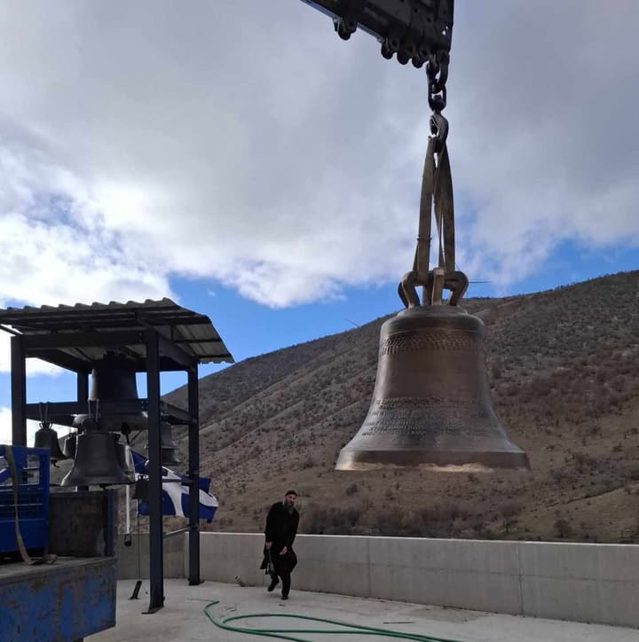 Καμπάνα 800 κιλών κρεμασμένη από γερανό πριν την τοποθέτηση