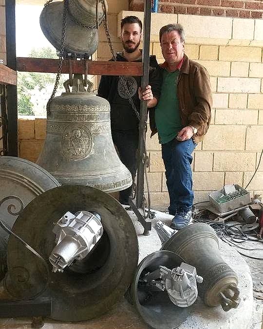 Ο Βαγγέλης και ο Κωνσταντίνος Τσιτούρας με τις καμπάνες και τα ηλεκτροσφυριά στον Άγιο Γεώργιο στο Κάιρο