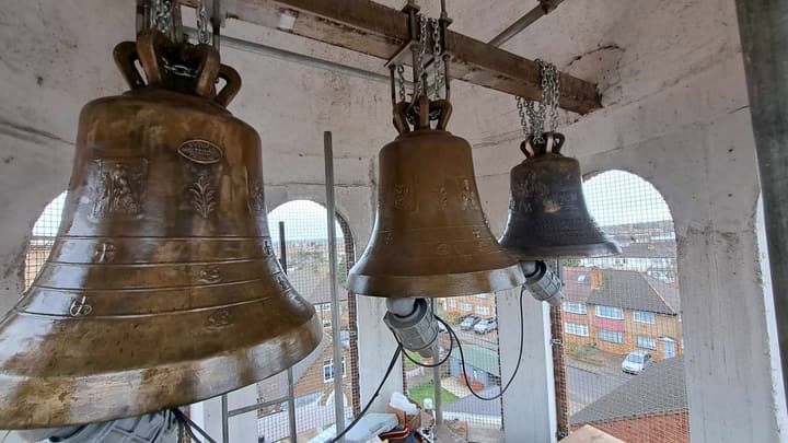 Καμπάνες με ηλεκτροσφυριά στον ναό της Αγίας Παρασκευής, Harrow, Λονδίνο