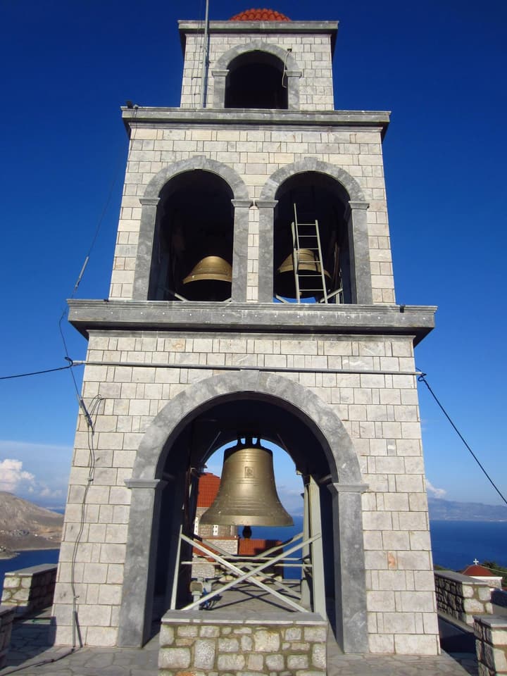 Το πέτρινο καμπαναριό του Αγίου Σάββα στην Κάλυμνο, με καμπάνες σε δύο επίπεδα