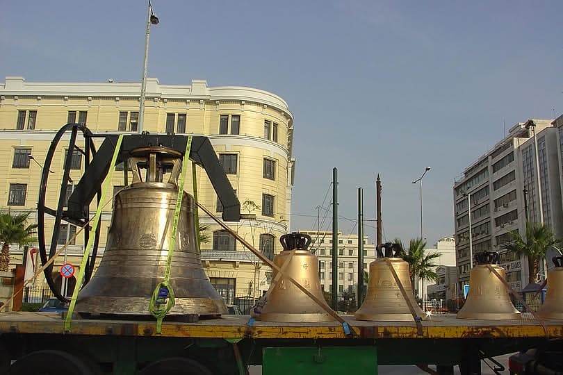 Καμπάνες για την Παναγία Αργοκοιλιώτισσα Νάξου, δεμένες σε φορτηγό για τη μεταφορά