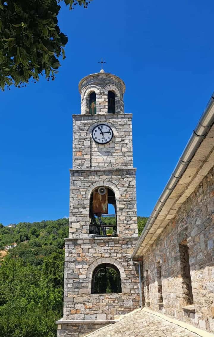 Πέτρινο καμπαναριό με ρολόι, Άγιος Γεώργιος Νηλείας, Πήλιο